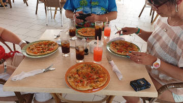Hotel Sol Cayo Largo, Pizza in der Snackbar "Solazul"